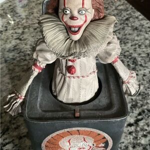 Stephen King's It Chapter Two Gallery Diorama: Pennywise in the box